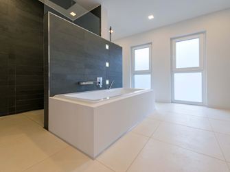 Echtholz-Parkett vs. Fliesen in Holzoptik | jonastone